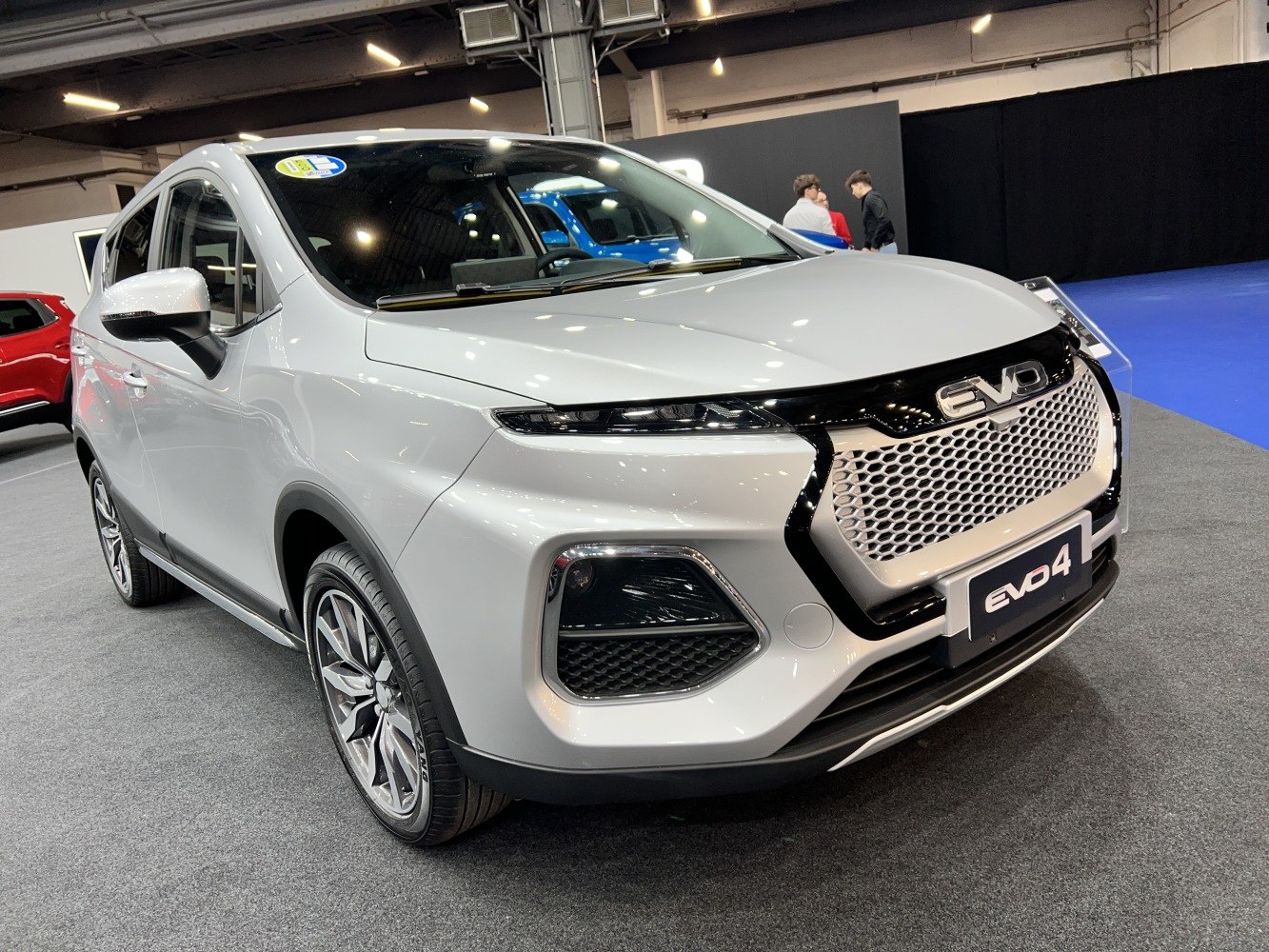 Front view with honeycomb grille and slim LED headlights