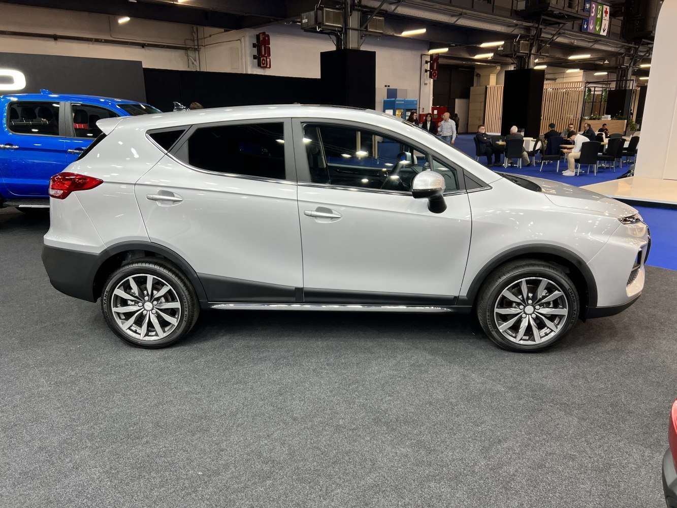 Silver SUV side profile with alloy wheels