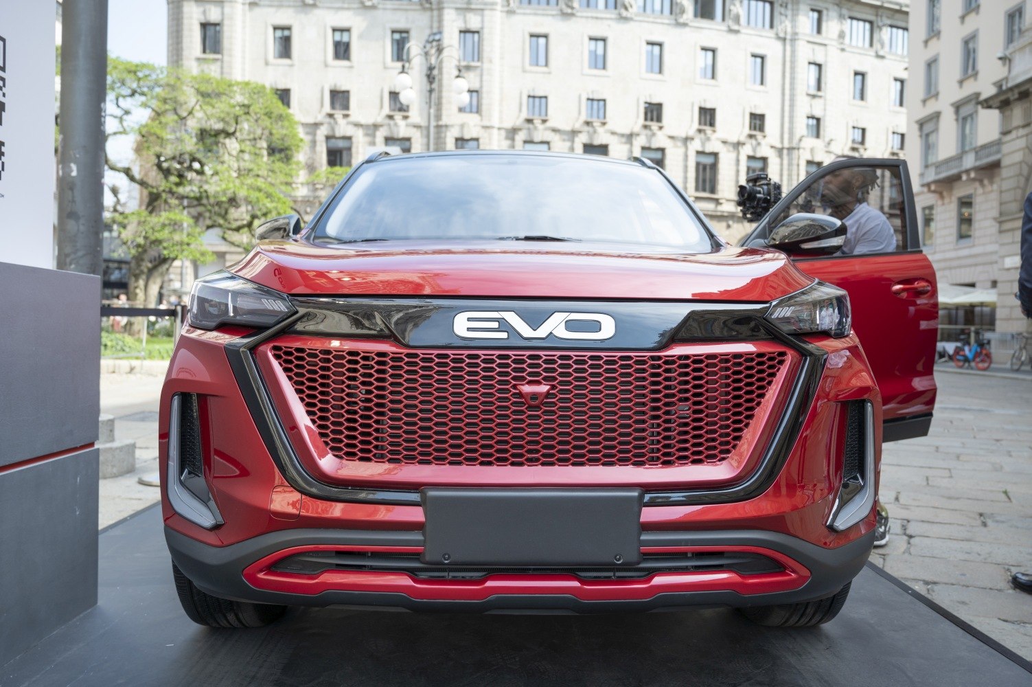 Front view with honeycomb grille and LED headlights