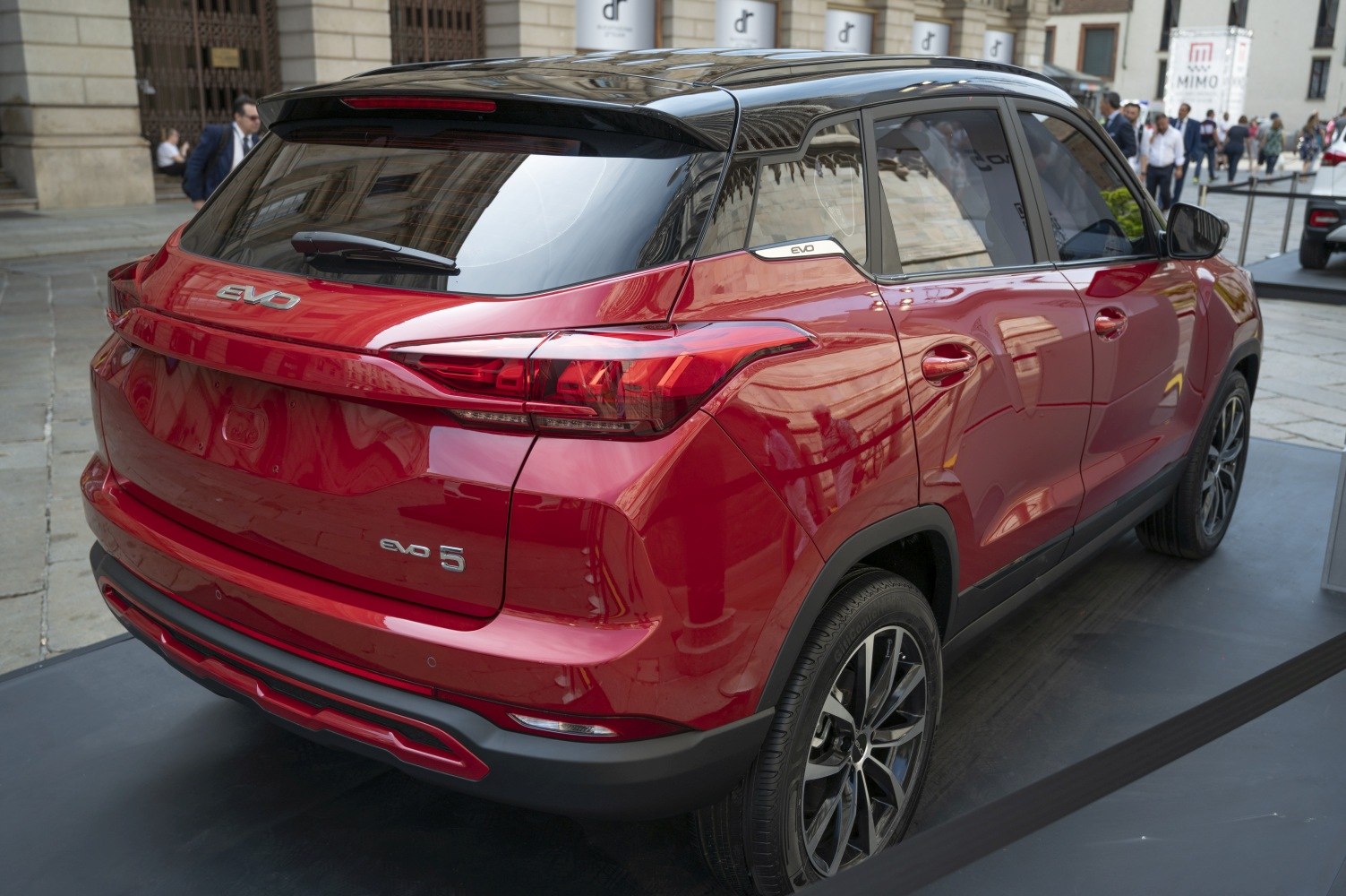 Sleek SUV rear with LED taillights and black roof spoiler