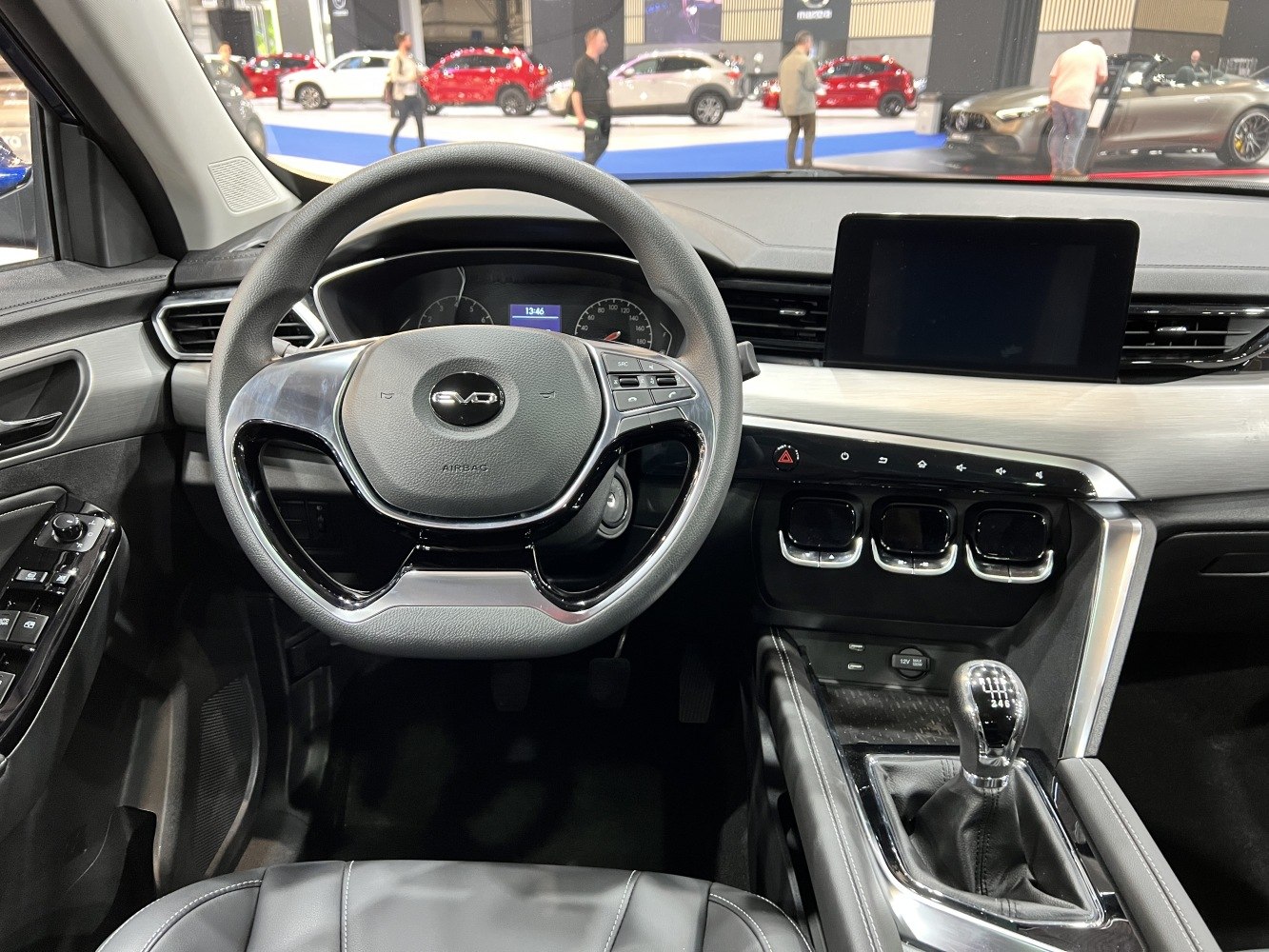 Multifunction steering wheel and manual 6-speed gear shift