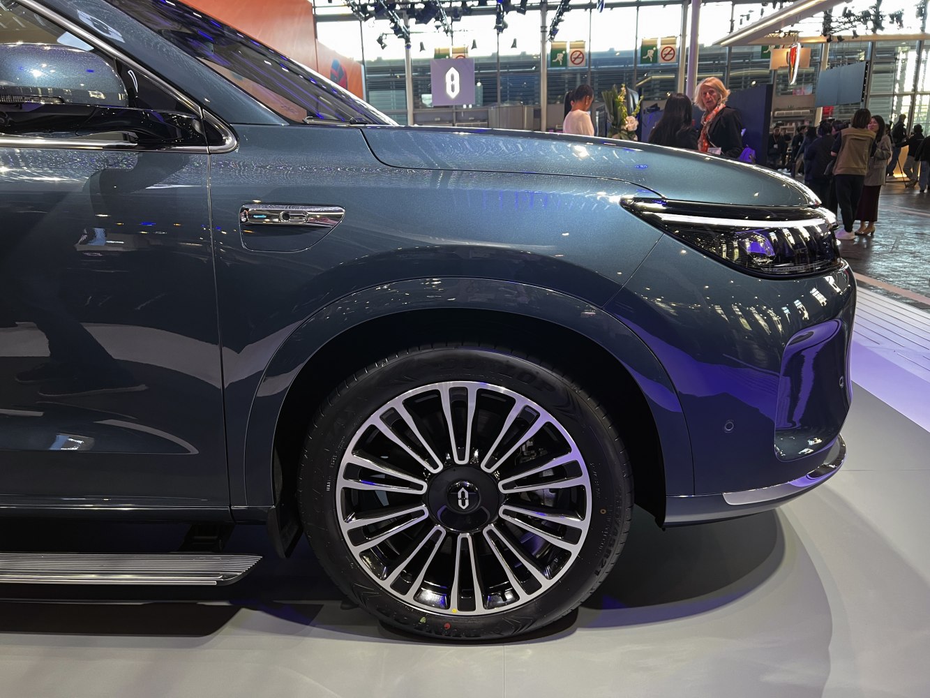 Front wheel alloy rim and LED headlight styling details