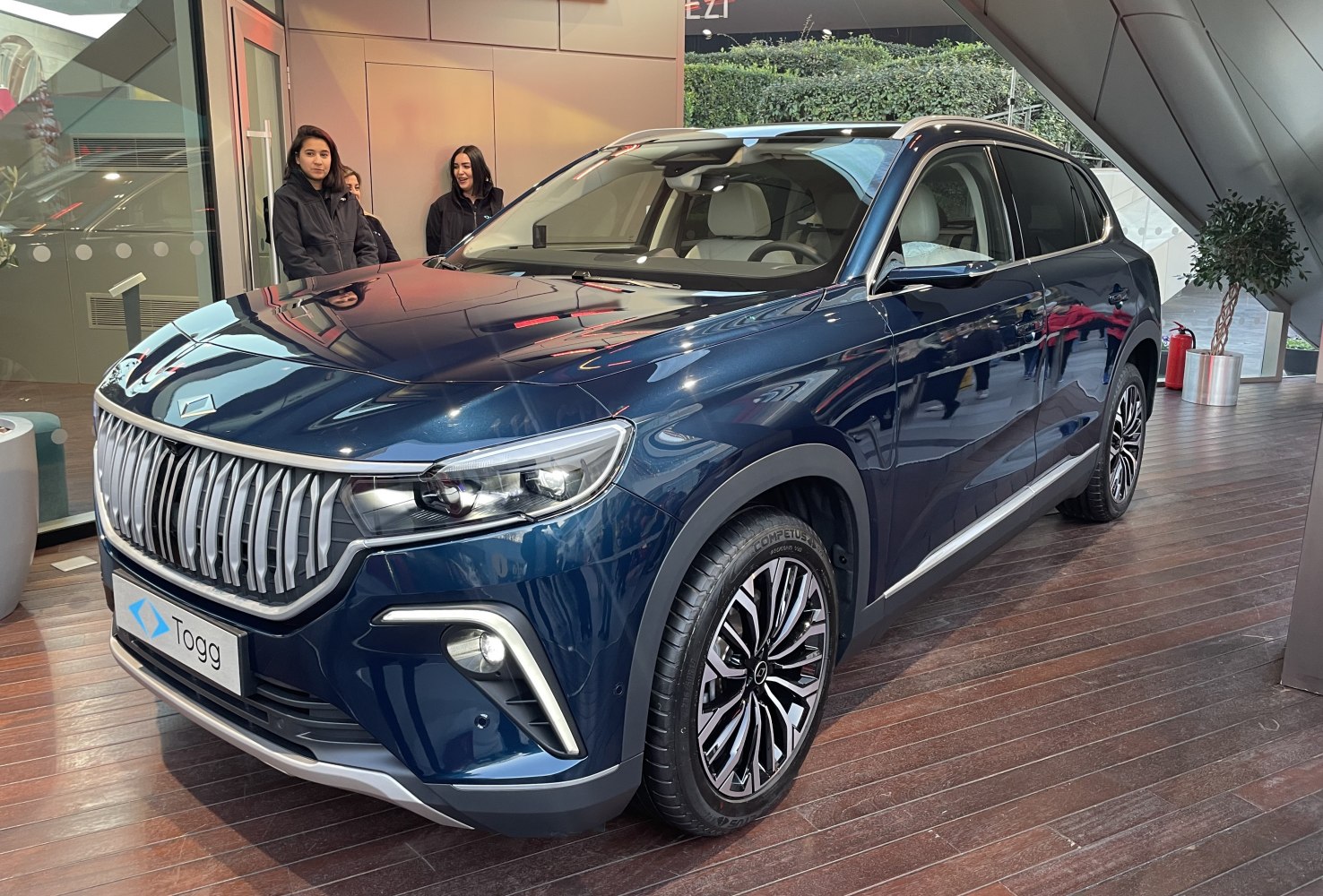Electric SUV with vertical grille and alloy wheels