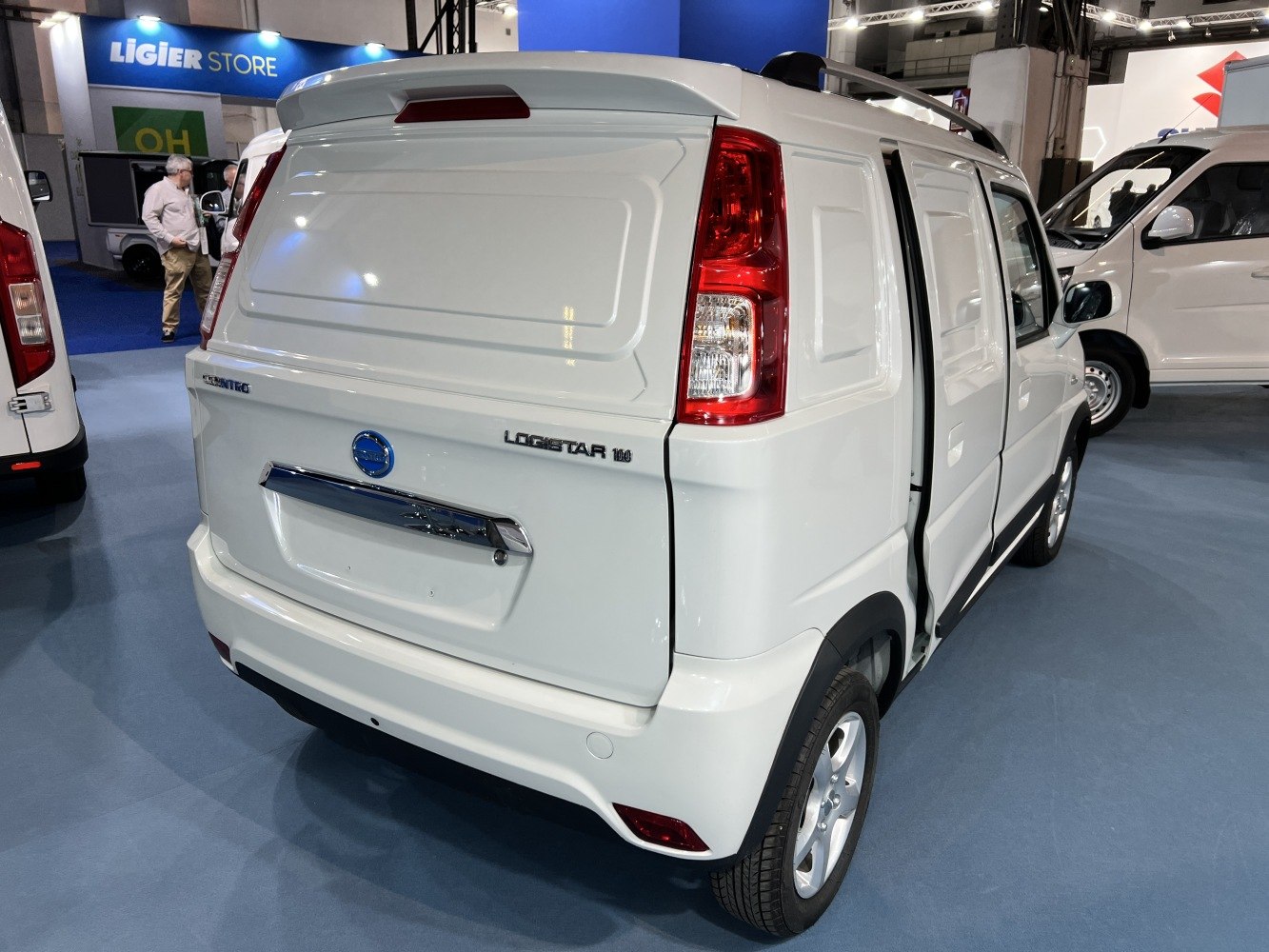 3/4 rear-right view