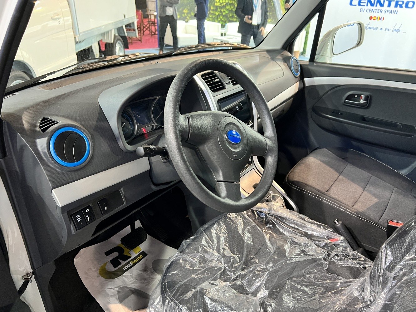 Steering wheel, dashboard, instrument cluster, front seats