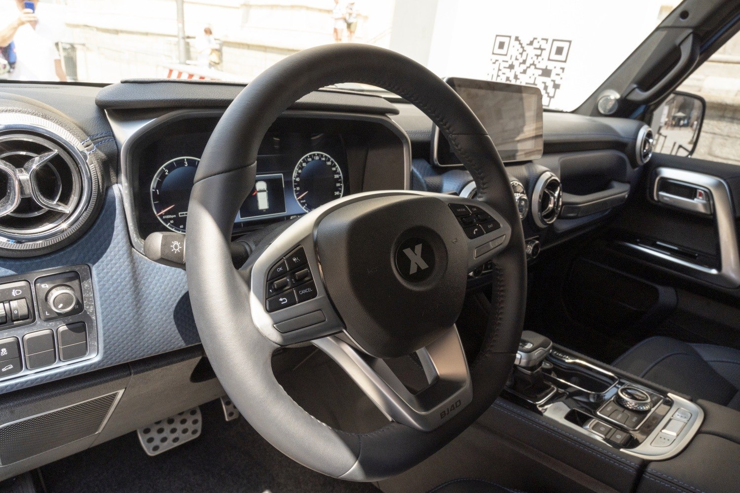 Steering wheel and dashboard with digital instrument cluster