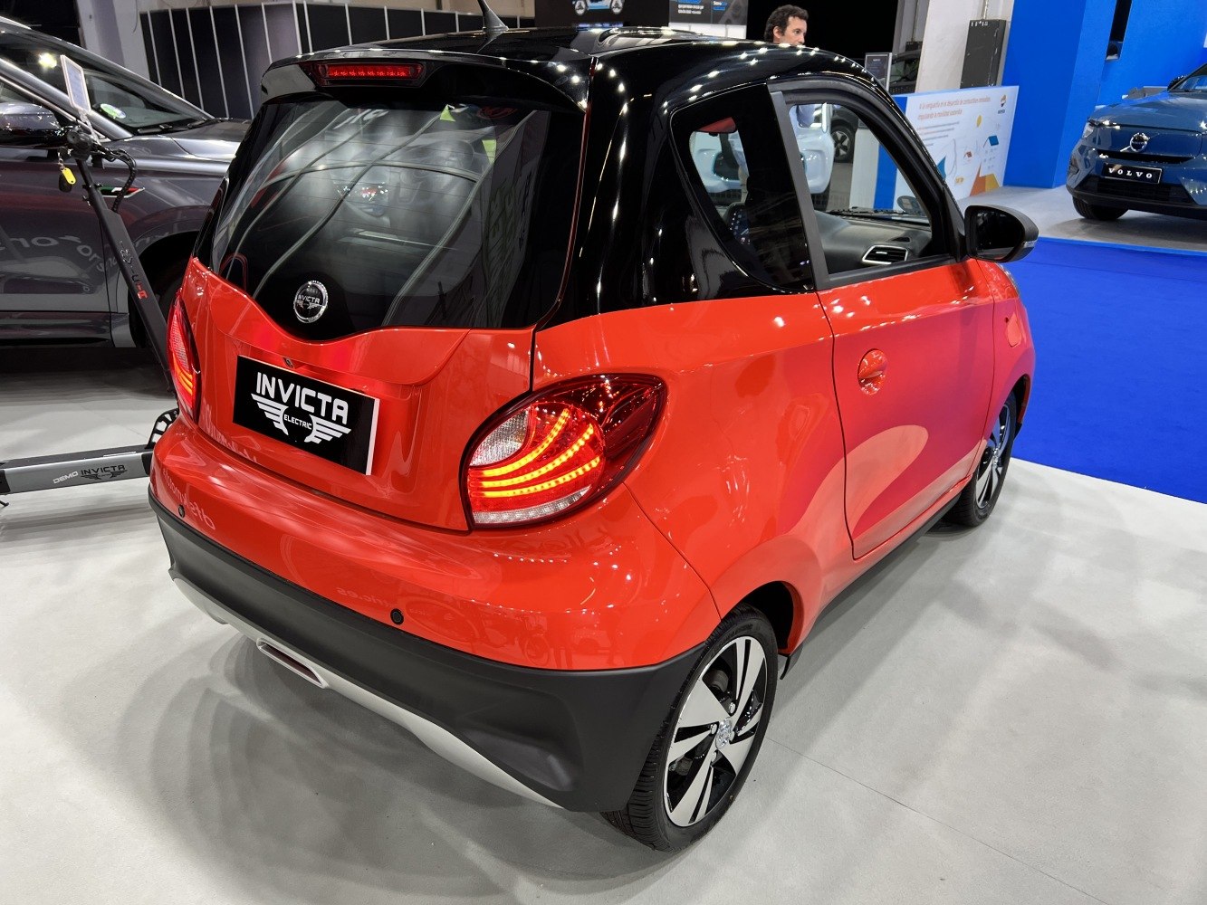 3/4 rear-right view