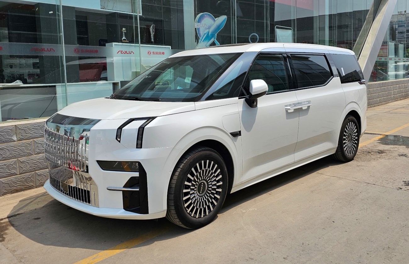 Electric MPV with chrome grille and distinct alloy wheels
