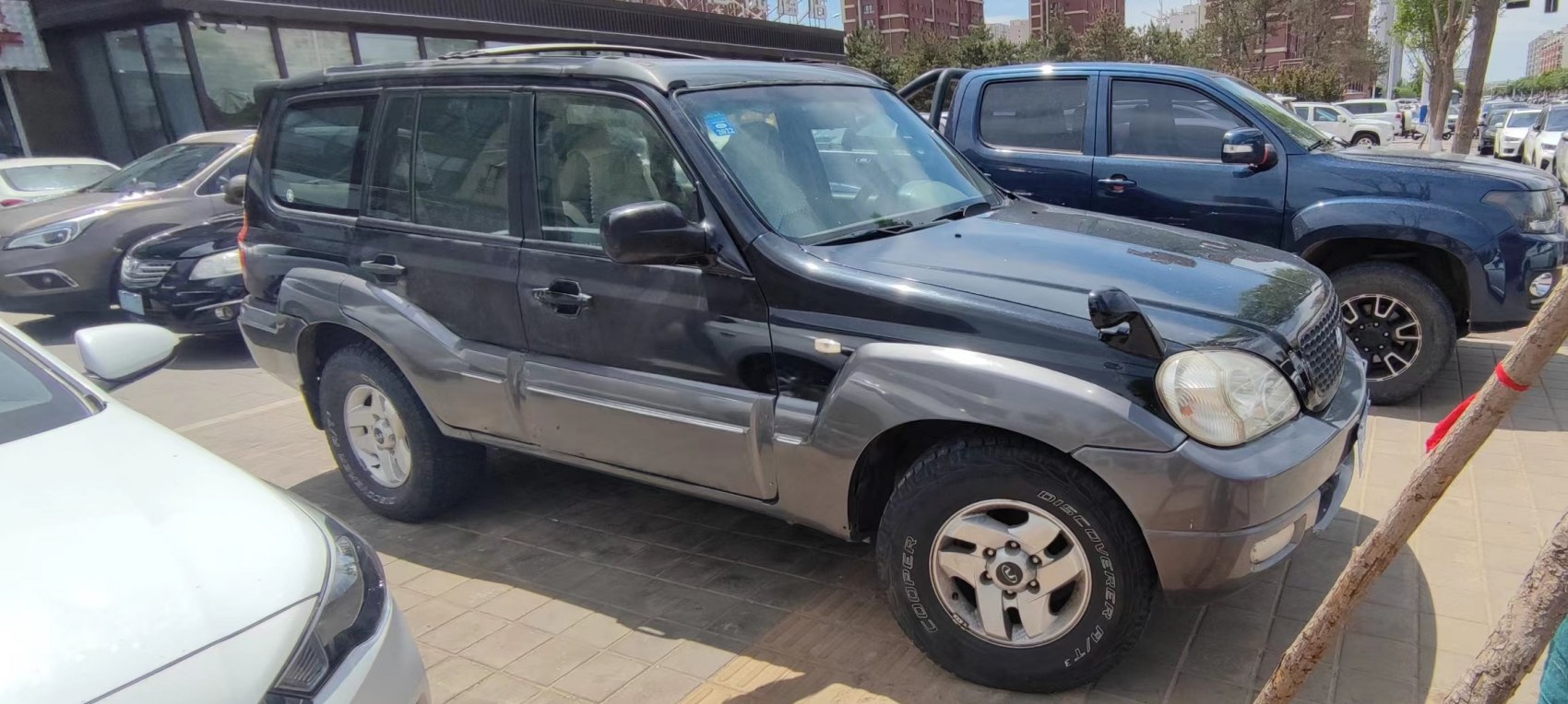 Rugged SUV with prominent fender flares and raised headlight mirror