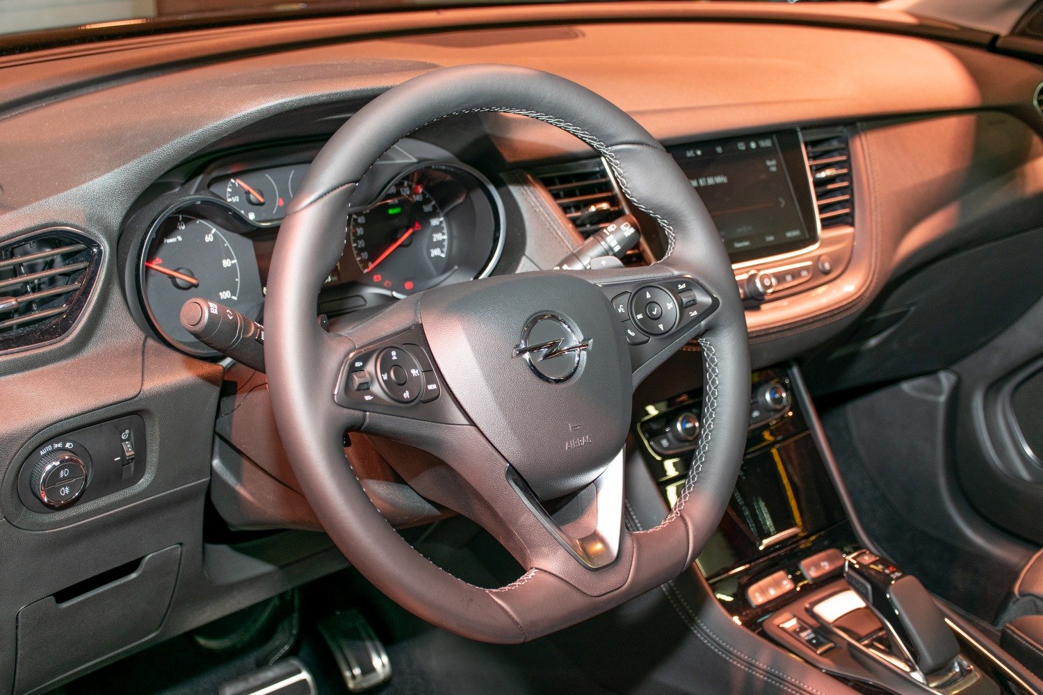Steering wheel and dashboard with instrument cluster and center console controls