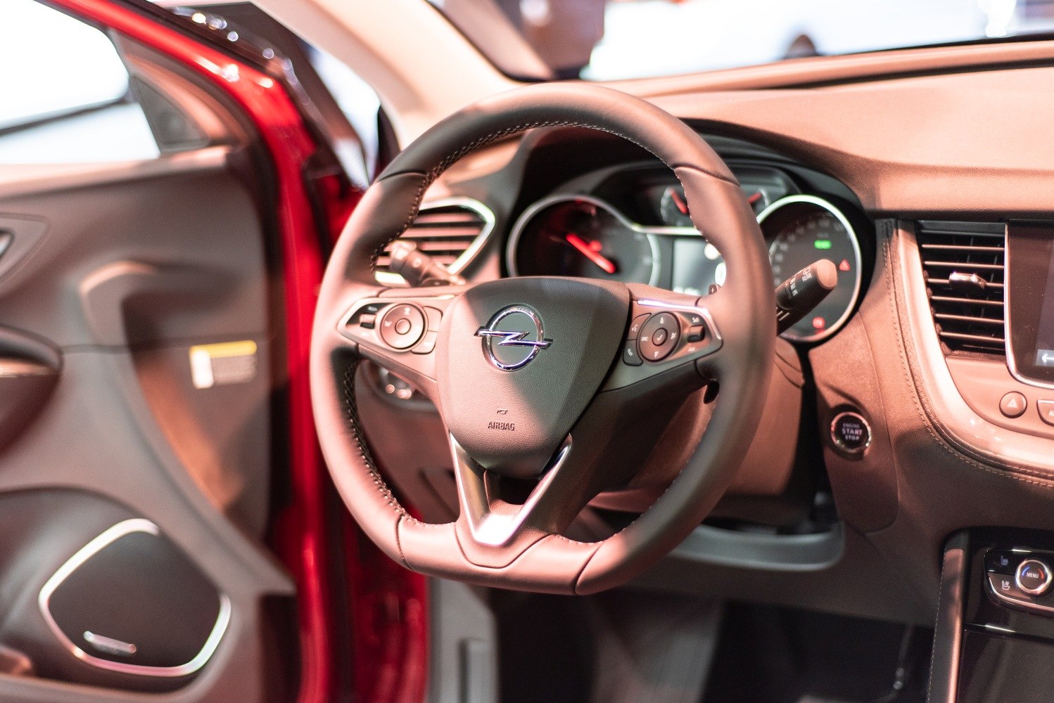 Steering wheel and dashboard with instrument cluster and controls