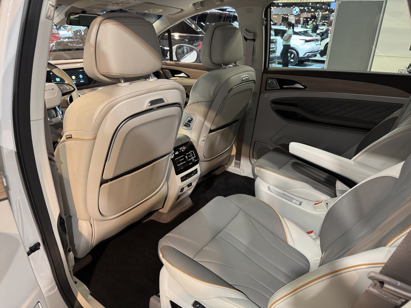 Luxurious rear seats with armrest and rear air vents