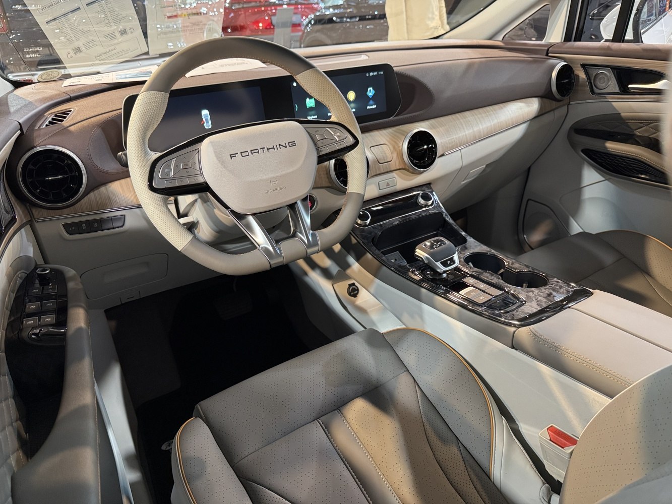 Digital instrument cluster, touchscreen, multifunction steering wheel