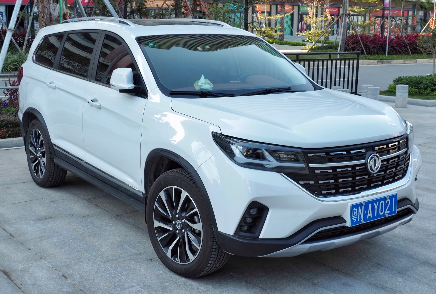 Front grille, LED headlights, alloy wheels of a white SUV