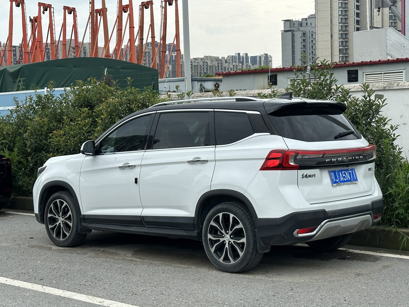 Rear and side profile of a modern SUV with alloy wheels and two-tone roof