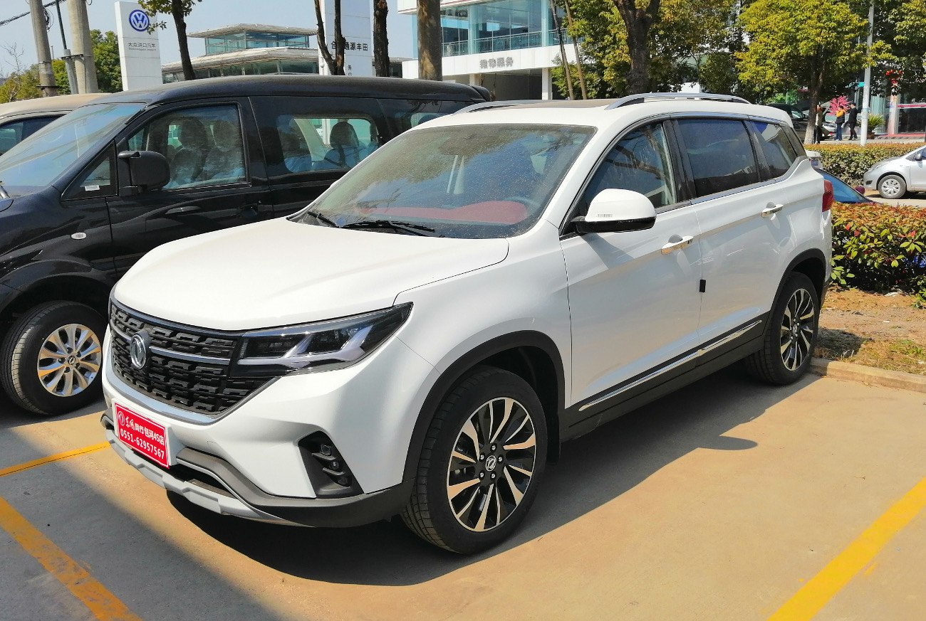 White modern SUV with black grille and alloy wheels