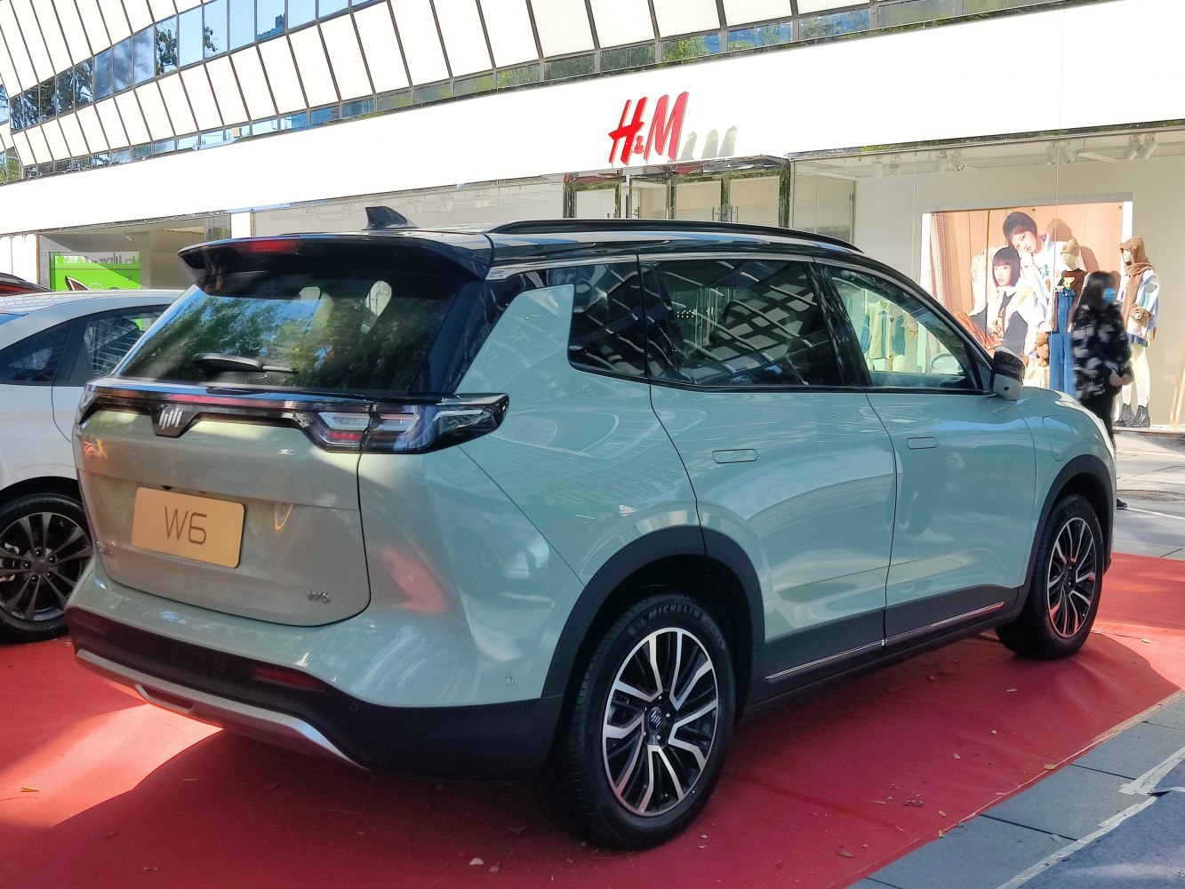 Rear and side profile of an SUV with alloy wheels and two-tone roof.
