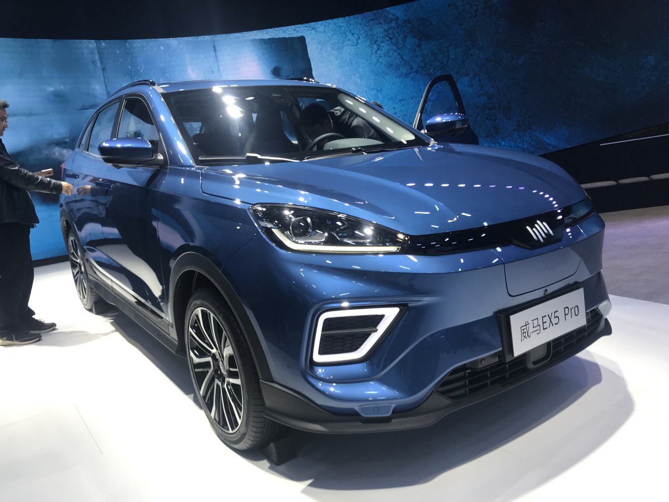 Front view with LED headlights and alloy wheels