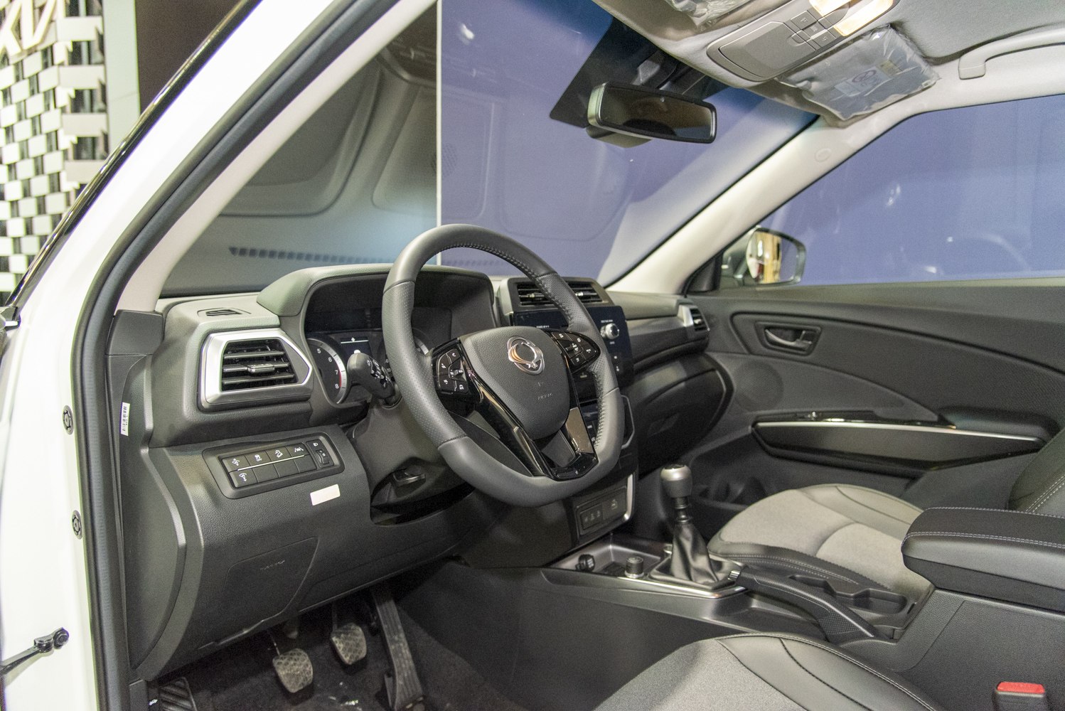 Dashboard layout with multifunction steering wheel and manual gear shift