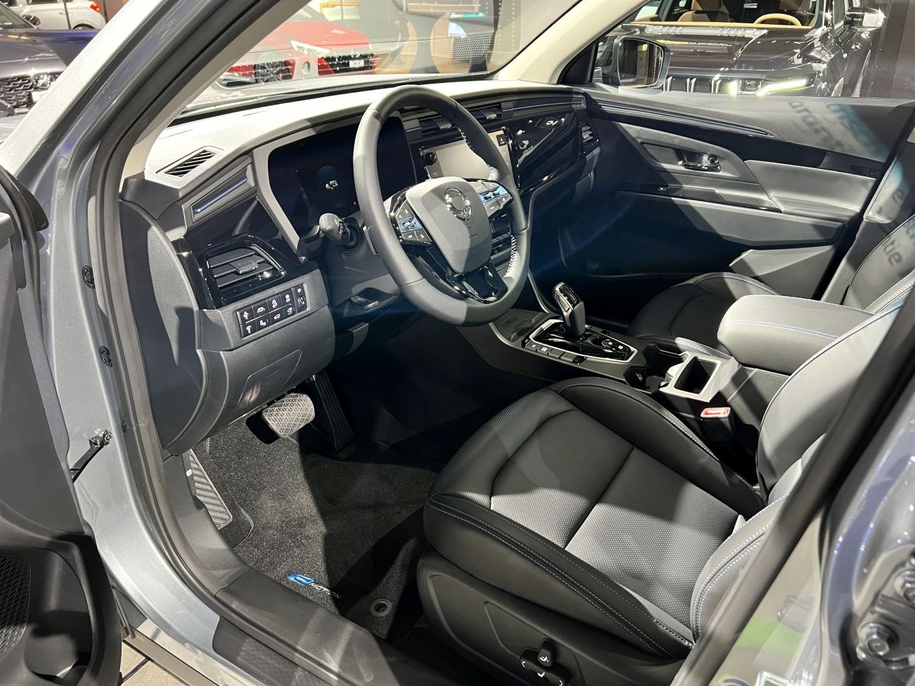 Modern dashboard and premium front seats