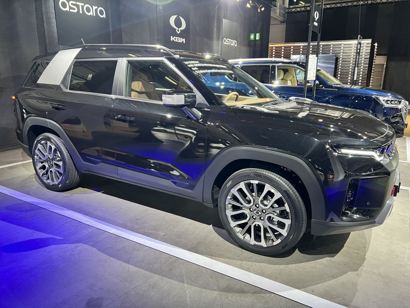 SUV with LED headlights and two-tone roof
