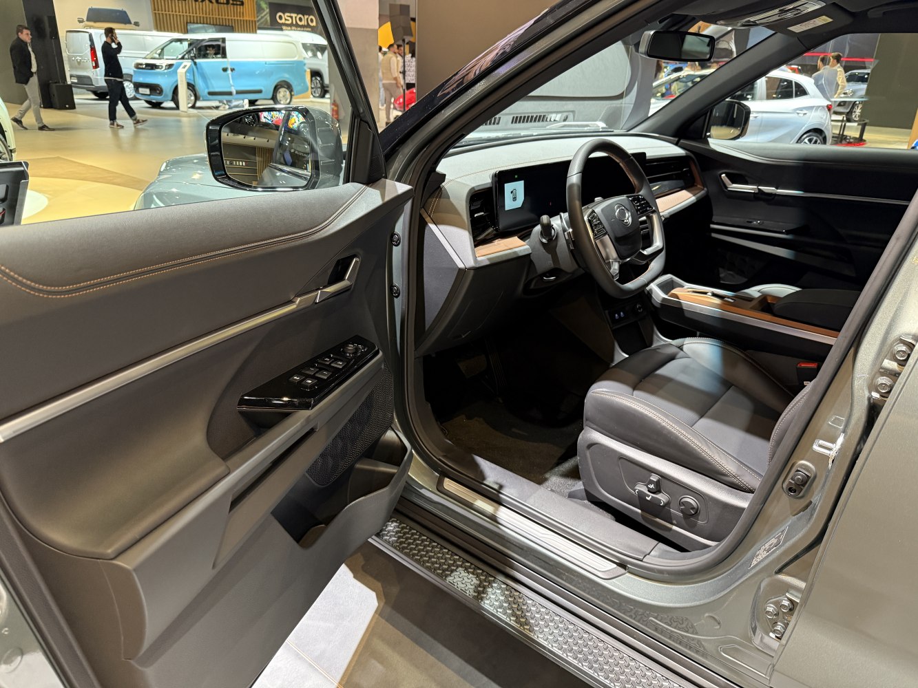 Digital dashboard, leather front seats, detailed door panel with controls