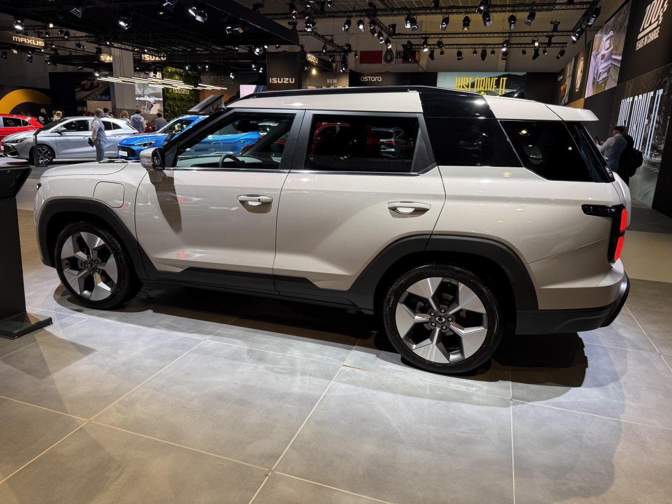 Sleek SUV side profile with two-tone roof and alloy wheels