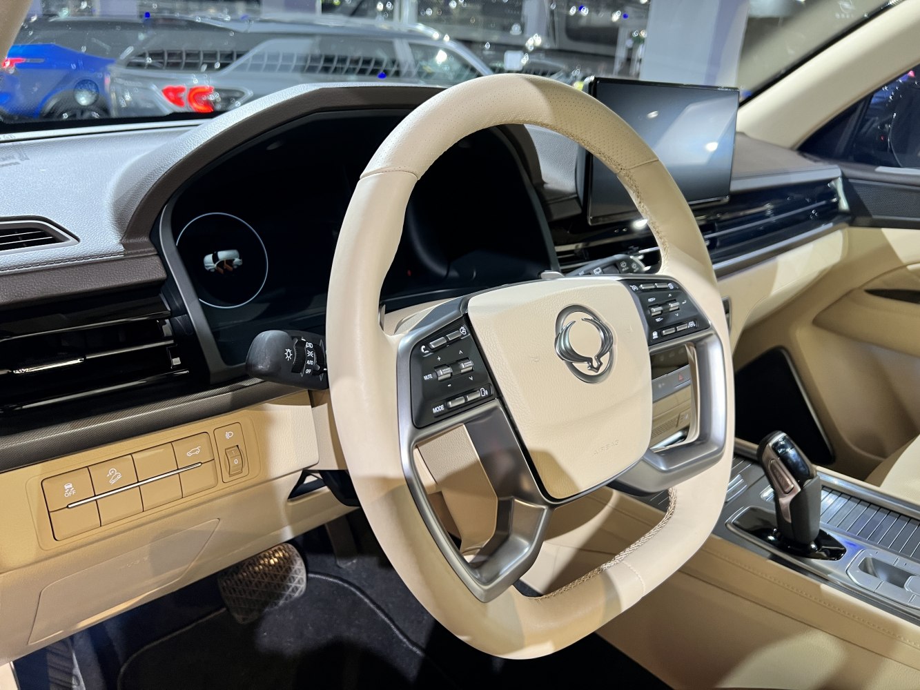 beige steering wheel, digital dashboard, gear shifter