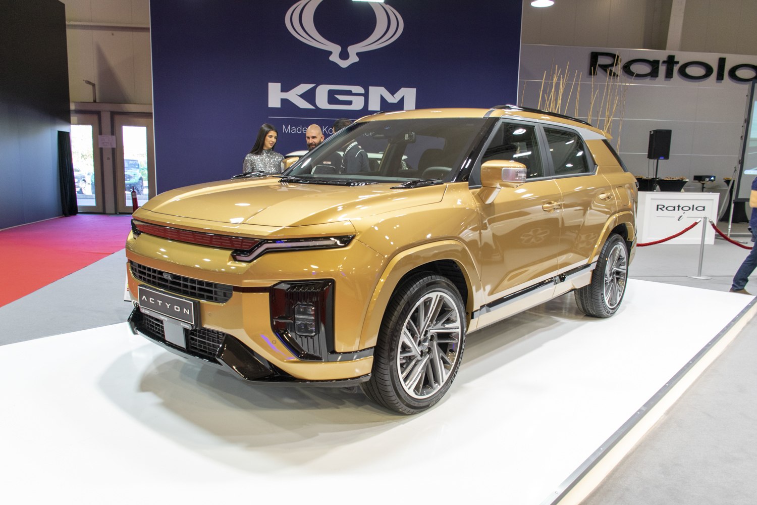 Bold SUV front grille and sleek LED headlights with golden exterior.