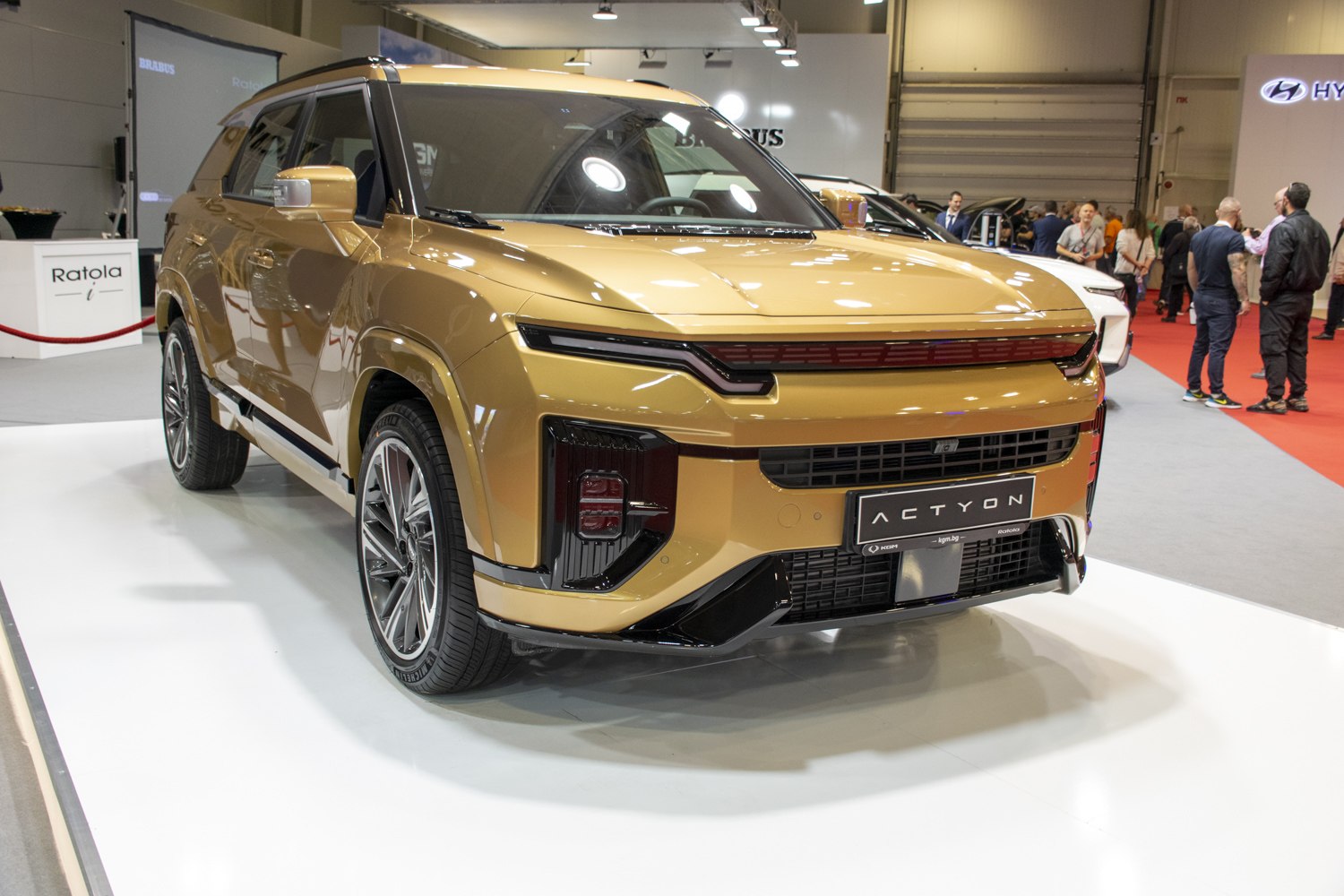 Futuristic LED front lighting with sporty alloy wheels