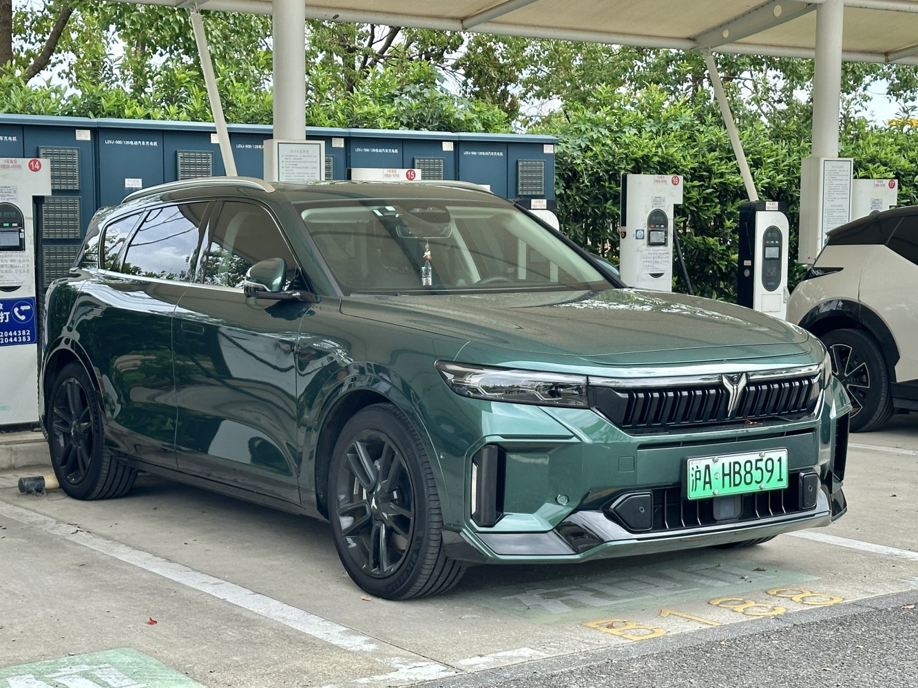 Modern SUV front grille and black alloy wheels
