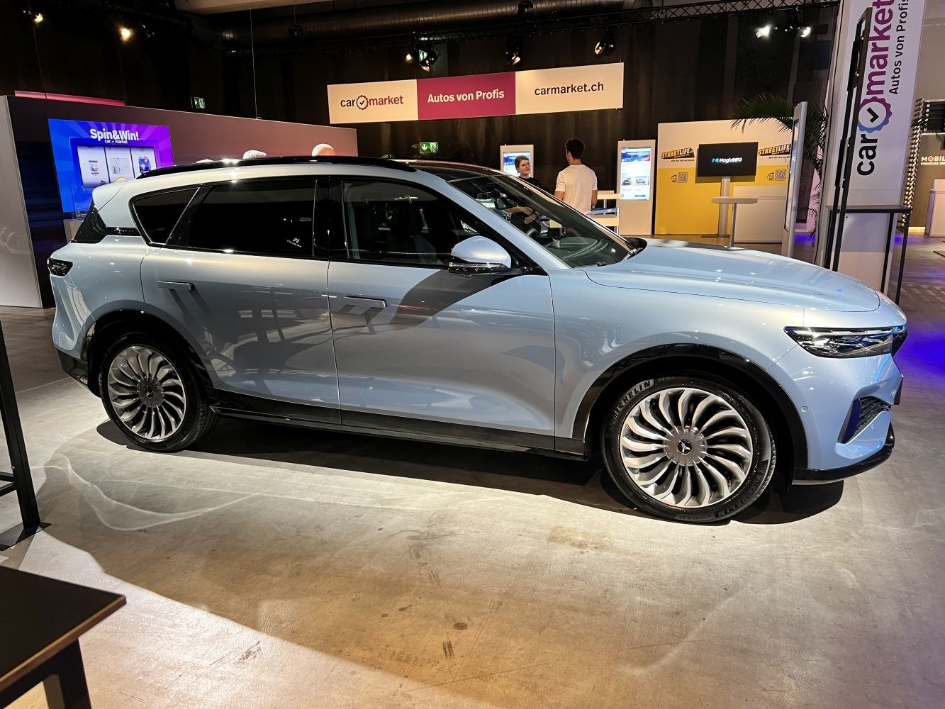 Side profile with aerodynamic turbine-style alloy wheels