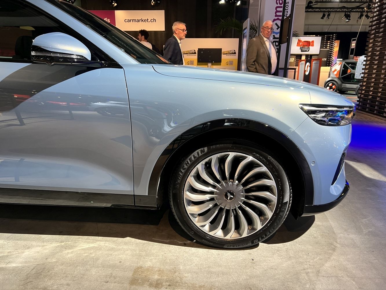 Close-up of front side and turbine-style wheel design