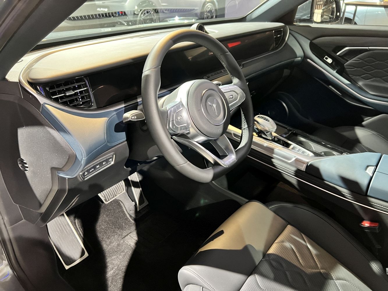 Digital dashboard and multifunction steering wheel in vehicle interior