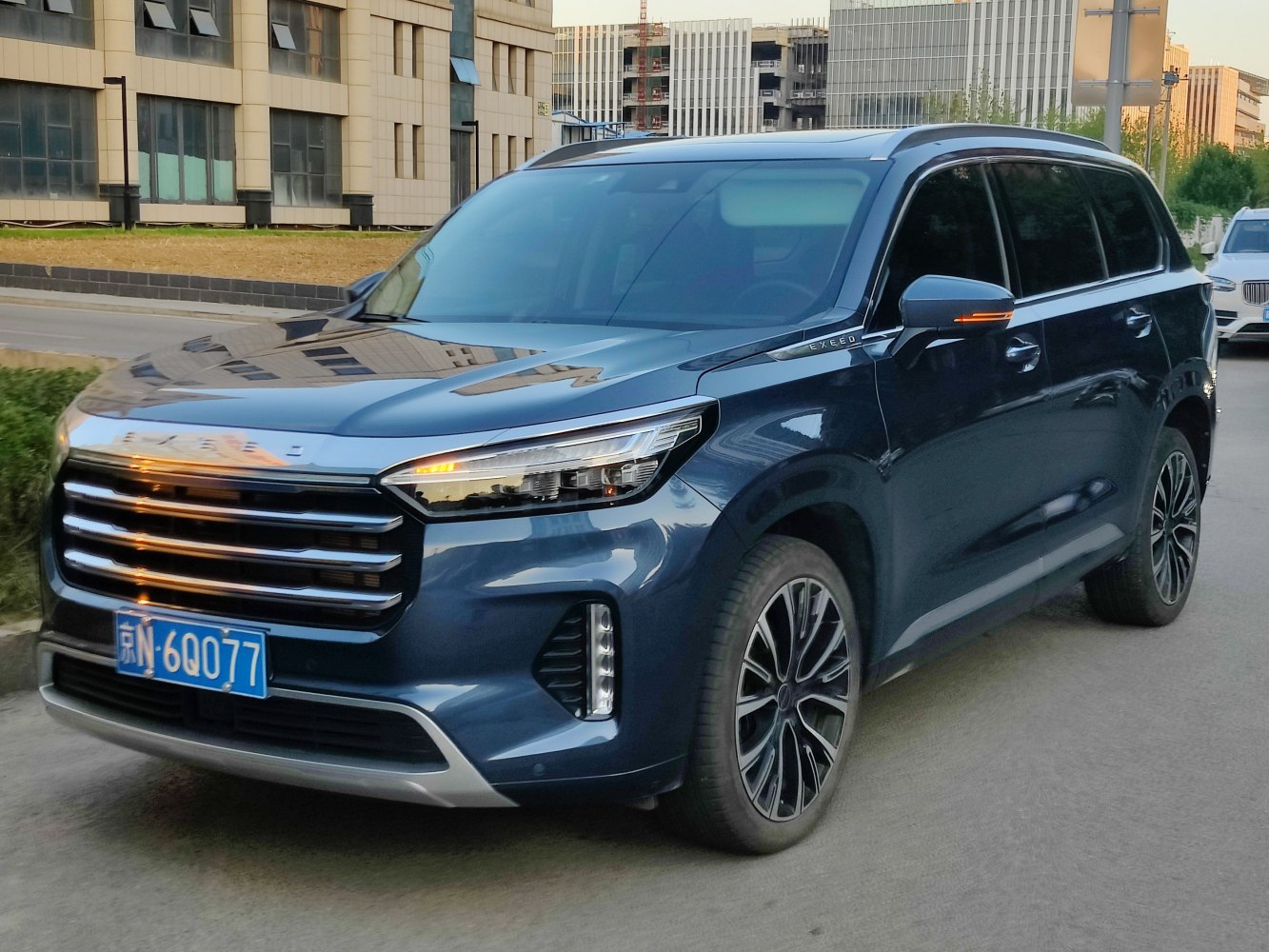 Front view with LED headlights and alloy wheels