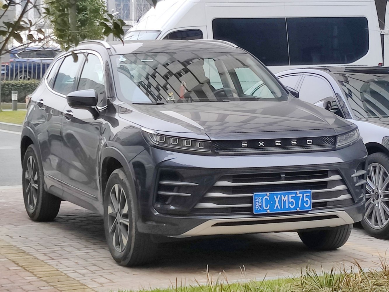 Front view with LED headlights and horizontal grille design