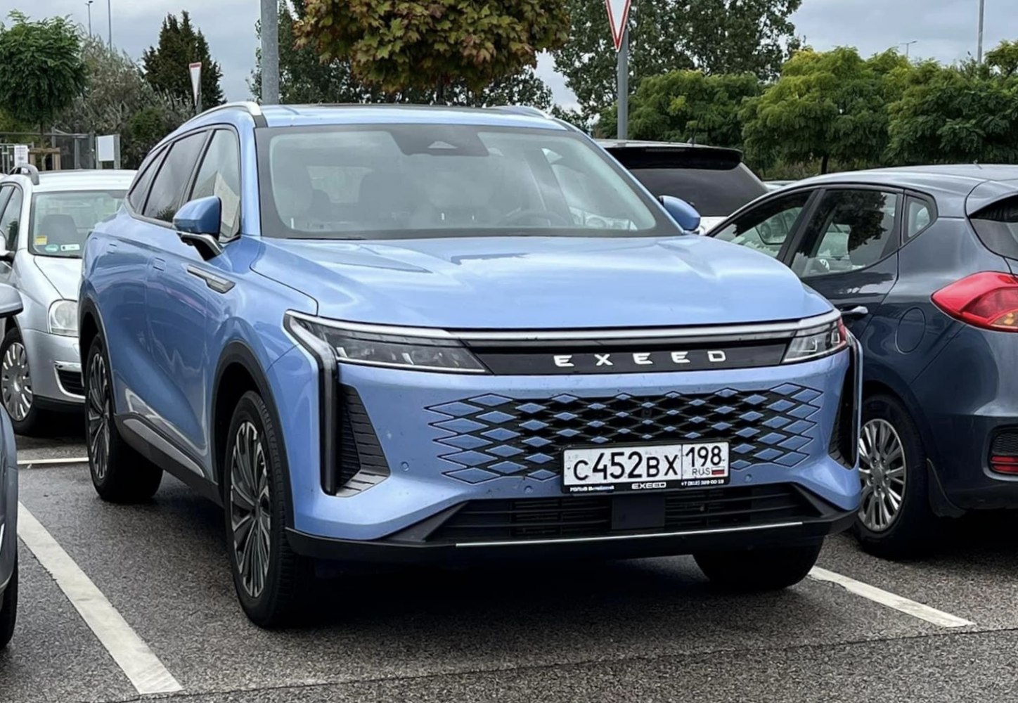 Large diamond pattern grille and sleek LED headlights on a 2023 SUV front.
