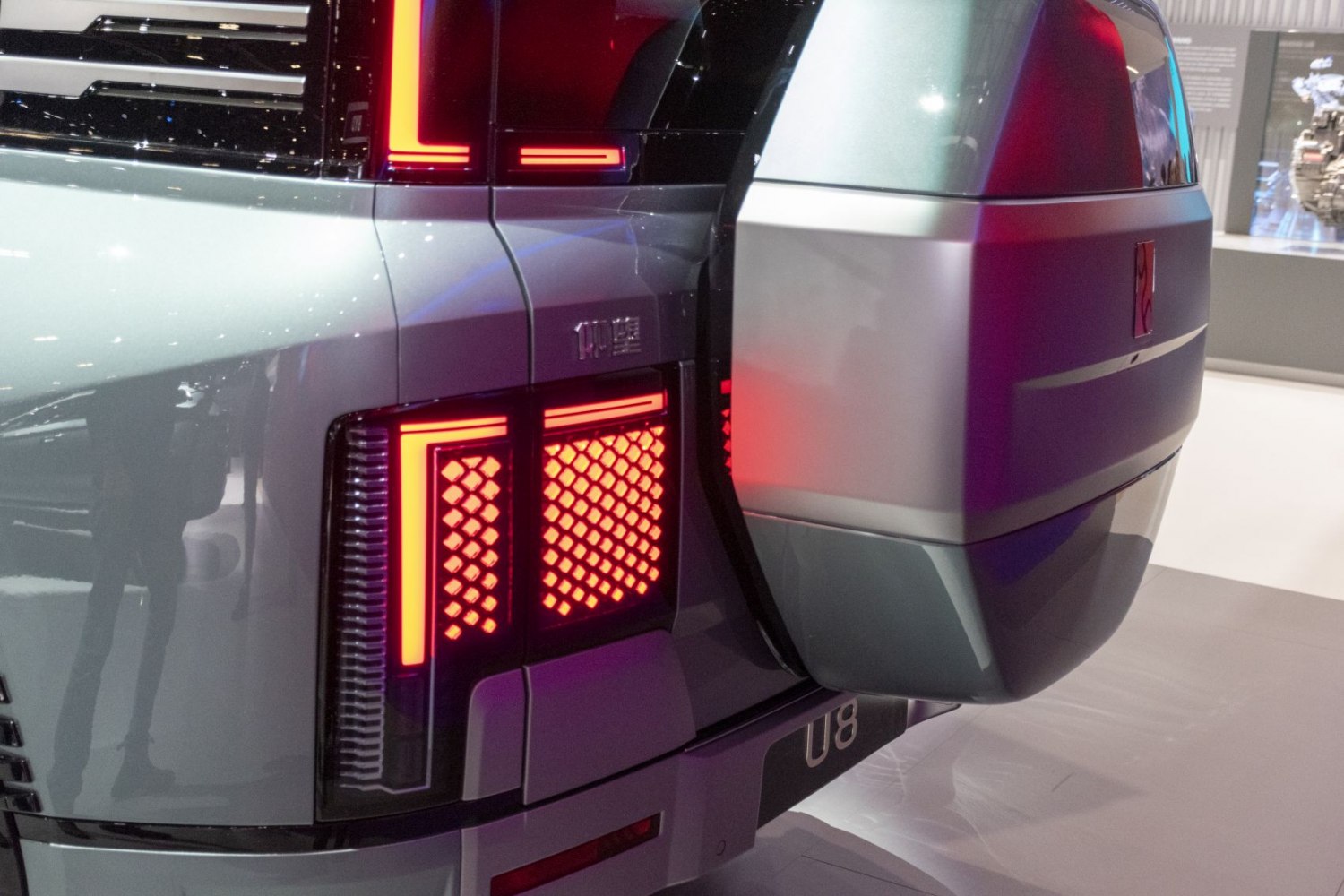 Rear taillights with LED pattern and rear-mounted storage box