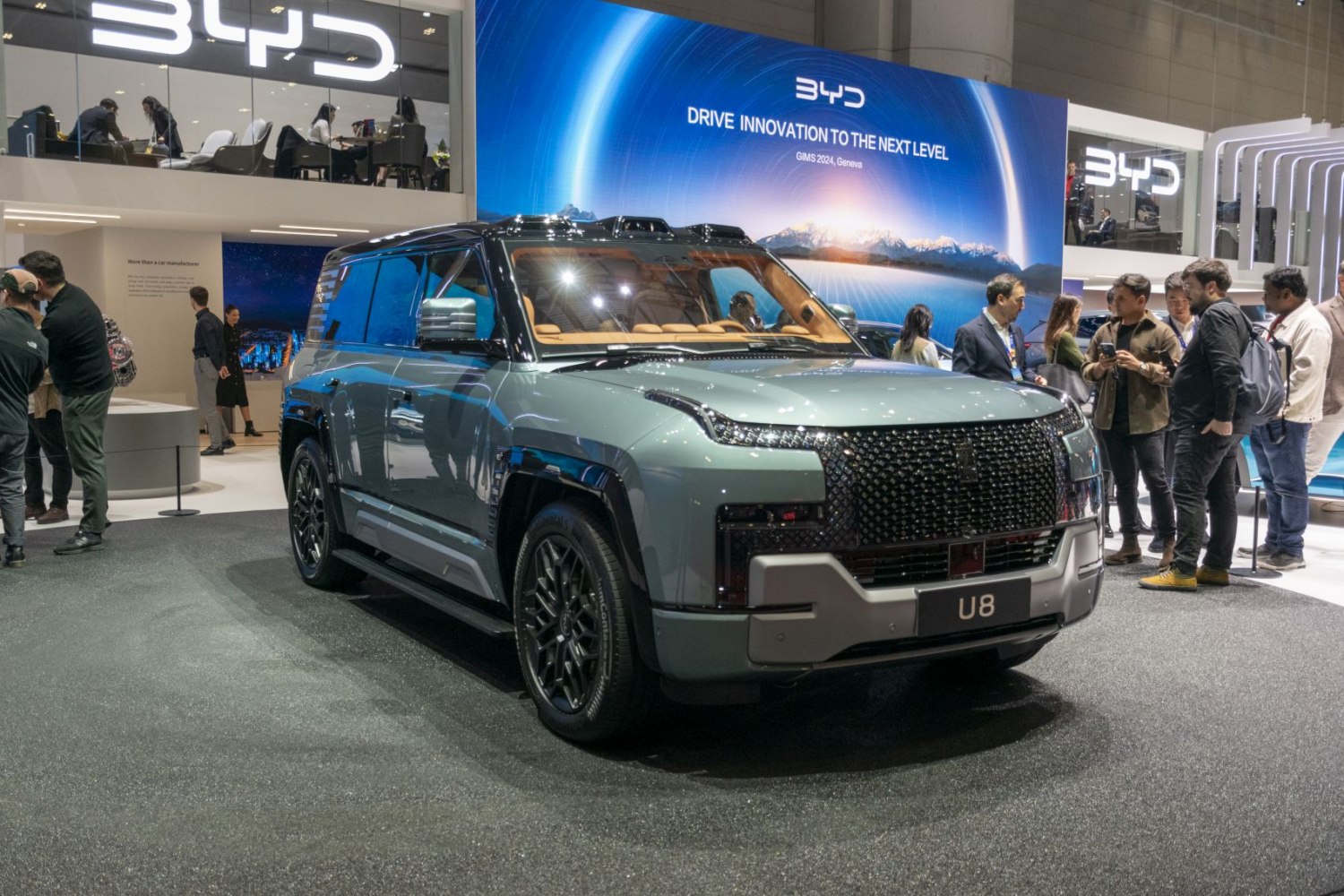 Front grille and angular design of a large luxury SUV