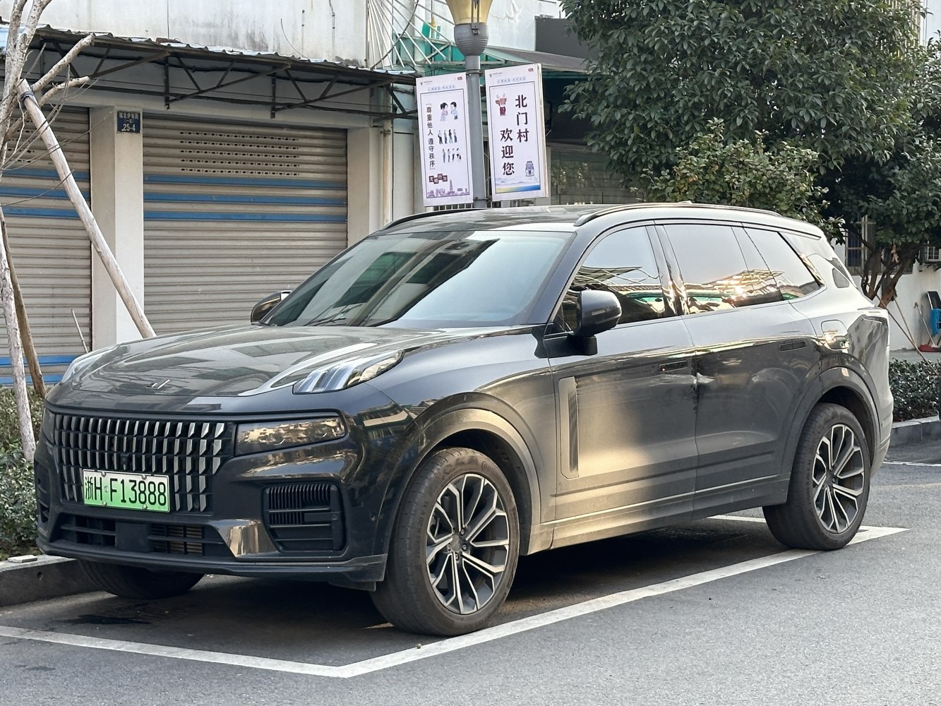 Front side profile of an SUV with distinctive grille and sleek body lines