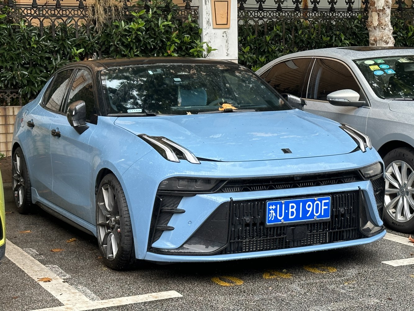 3/4 front-right view