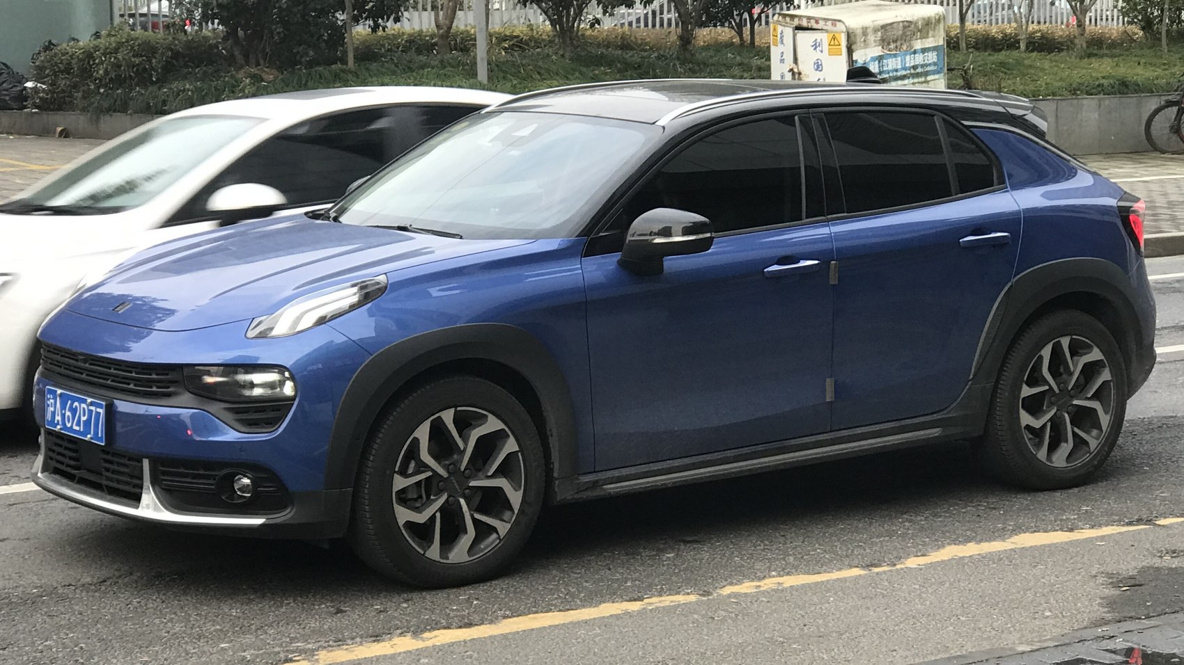 Compact crossover with split front lighting and sporty five-spoke wheels.