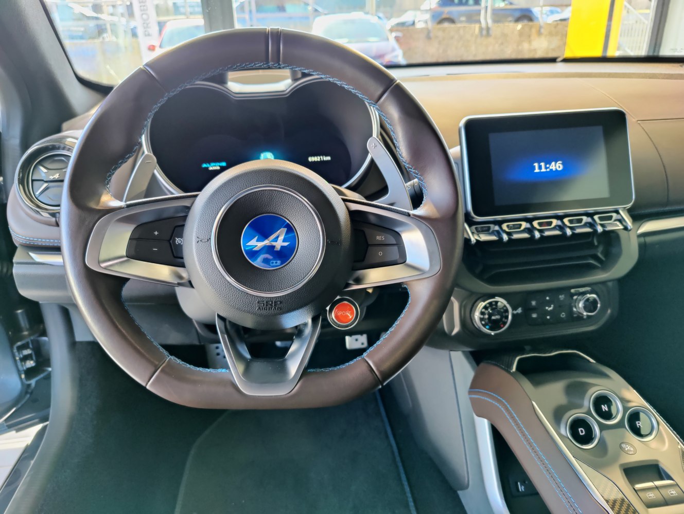 Steering wheel and modern central console with touchscreen display