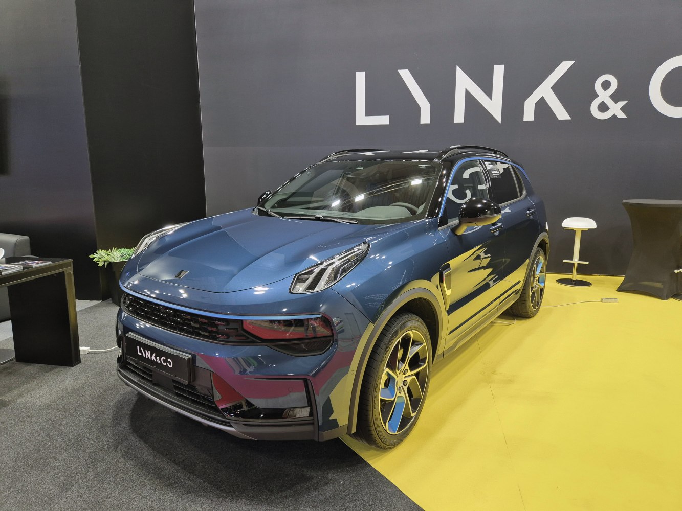 Front design and sporty alloy wheels of a modern compact SUV