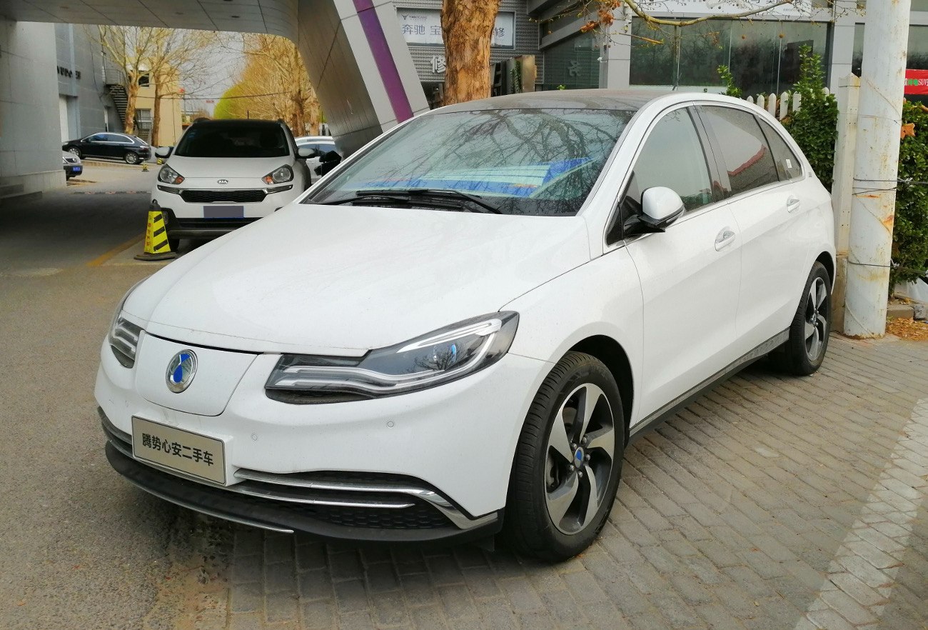 Front exterior and wheel design of a white hatchback EV
