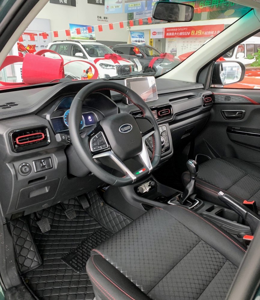 Dashboard layout and steering wheel with digital instrument cluster