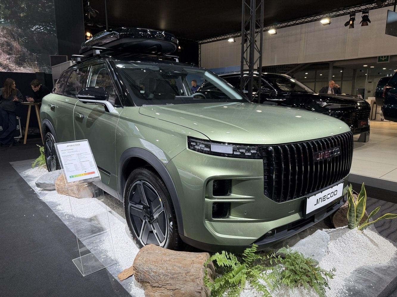 SUV front grille, sleek LED headlights, roof cargo box