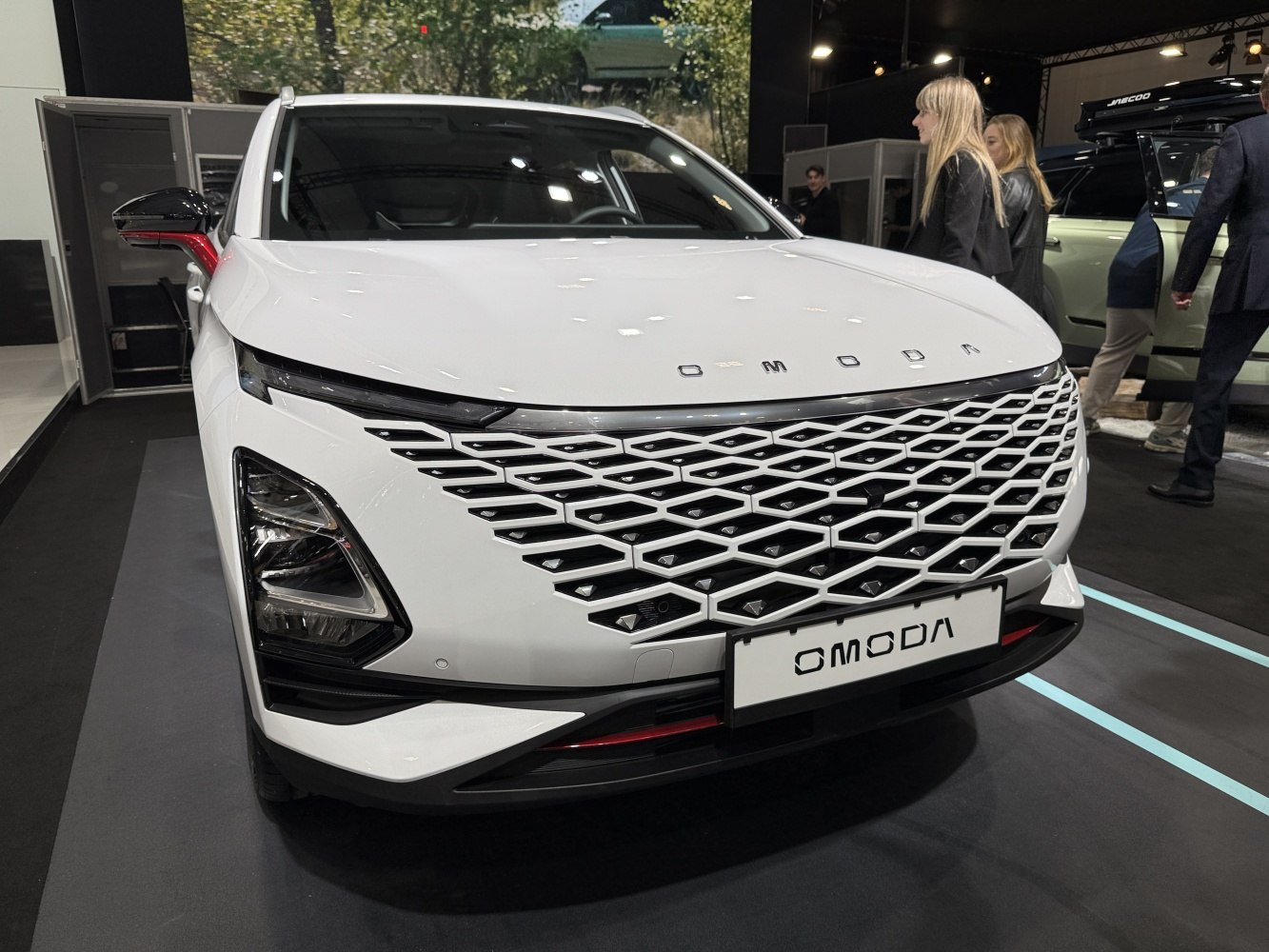 Diamond-pattern grille and split headlights front design