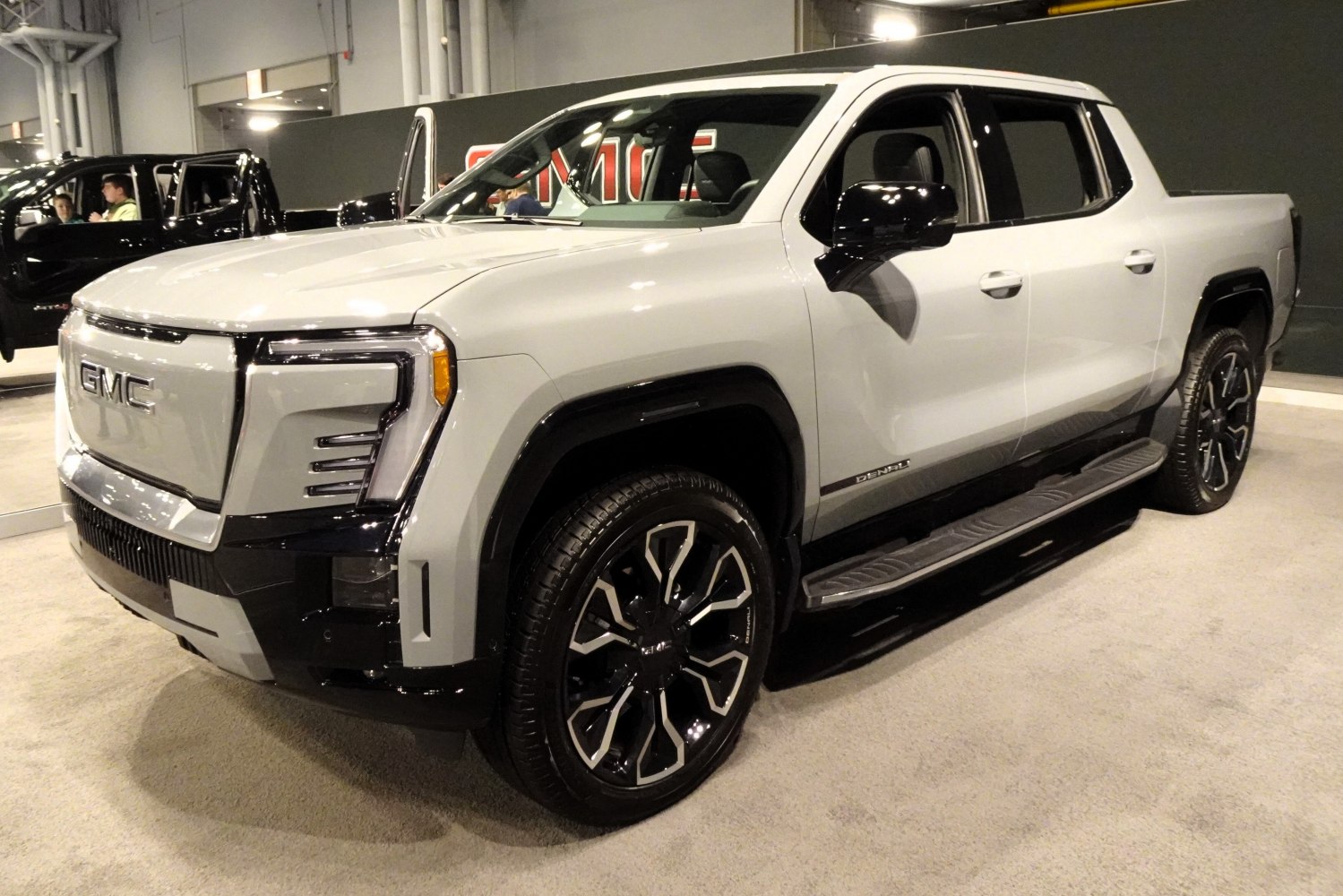 Front profile with LED headlights and alloy wheels