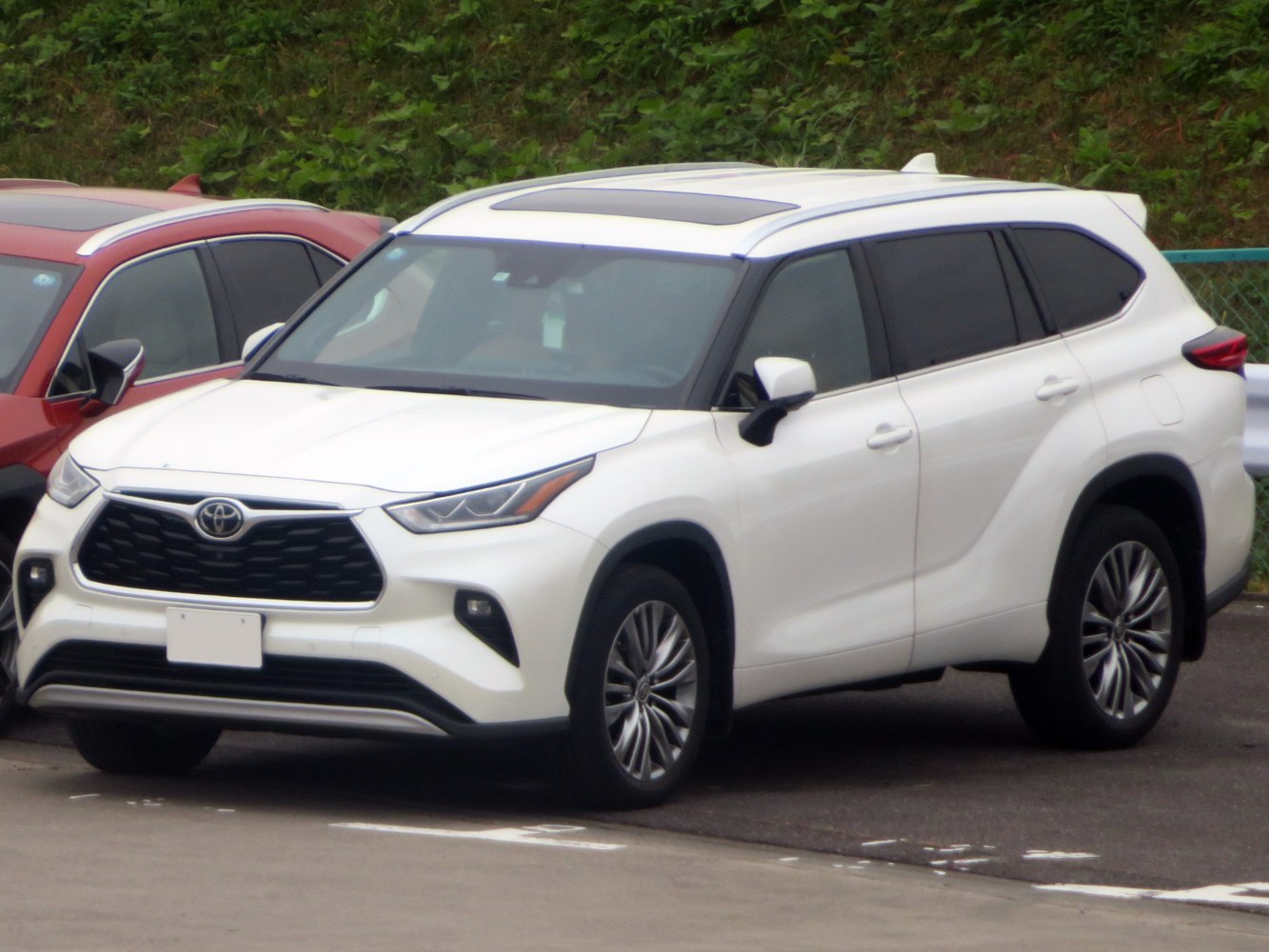 Front side view of mid-size SUV with panoramic sunroof and dynamic body lines